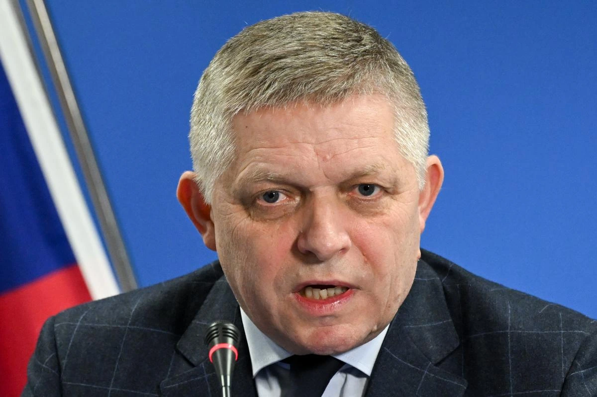 Фіцо не братиме участі у військовому параді в Росії, але все ж полетить до Москви