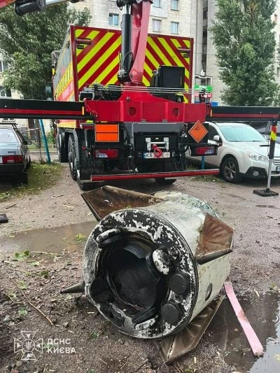 Біля висоток в Києві знайшли залишки ракети "Іскандер-М": бойова частина не здетонувала (фото)