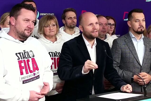 Зібрали 350 тис. підписів за відставку Фіцо: у Словаччині опозиція вимагає дострокових виборів